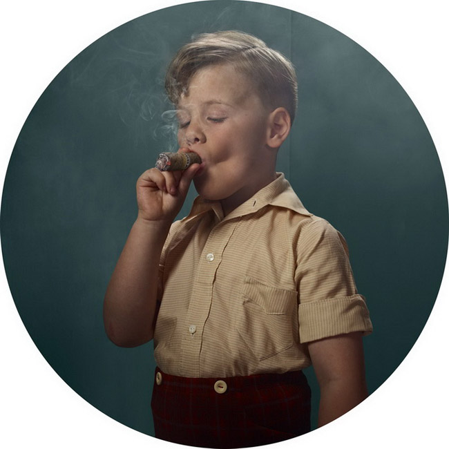 小孩抽烟 霸气十足图片