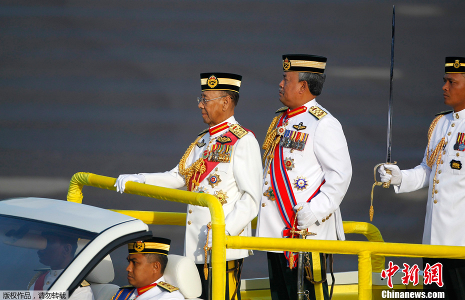 马来西亚举行盛大阅兵式 为国王庆生