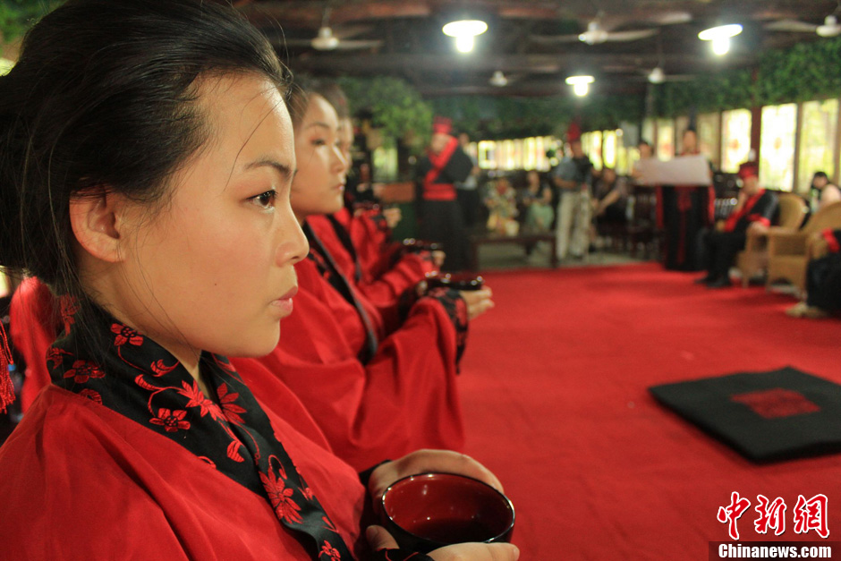 西安举行汉服成人礼加冠祭酒穿越千年