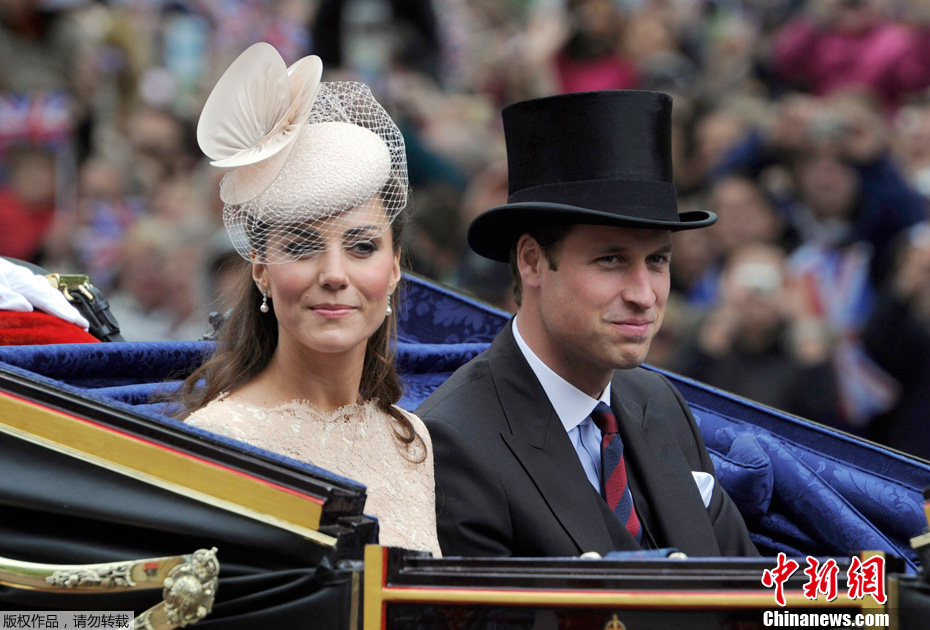 英国伦敦,女王伊丽莎白二世与王室成员参加白金汉宫马车巡游活动