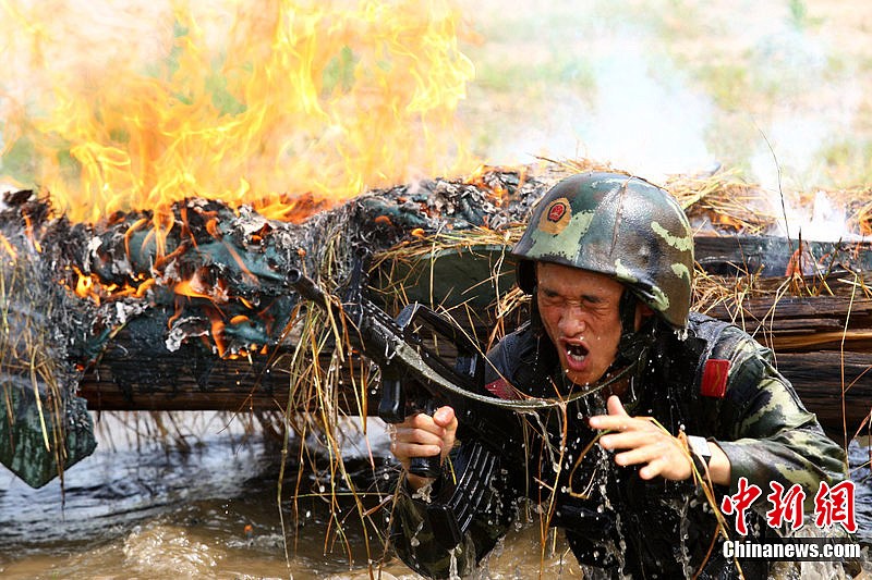 广东武警部队特战队员接受魔鬼训练