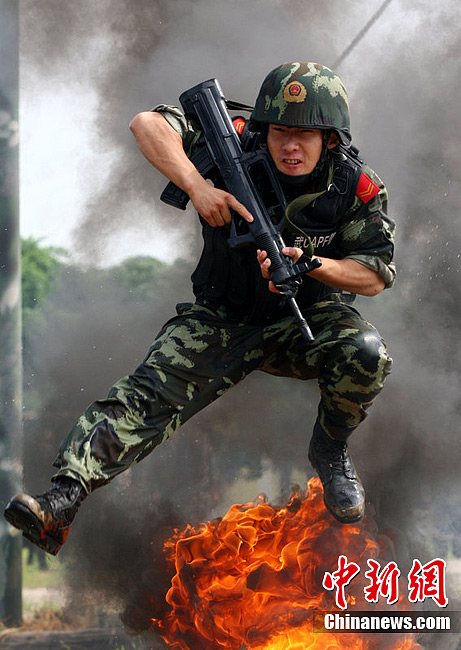 广东武警部队特战队员接受"魔鬼"训练
