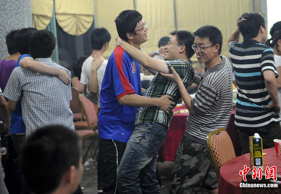 大学生毕业聚会情态各异