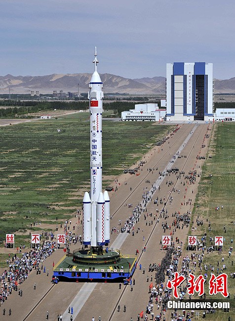 神舟九号船箭组合体转运至发射区 (2/9)