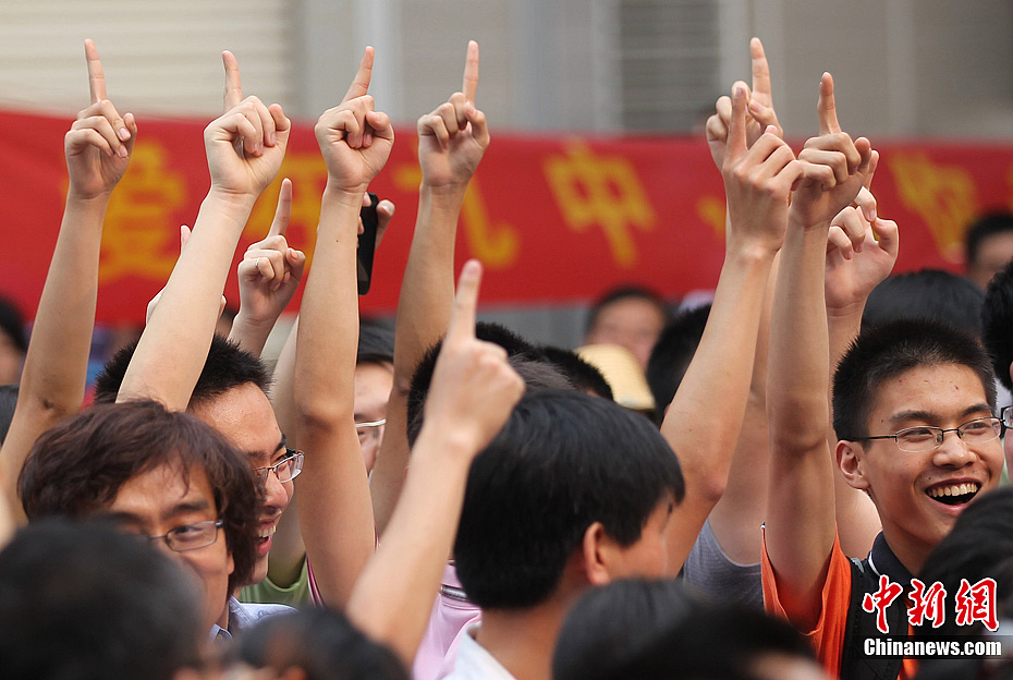 2012高考结束 考生相拥庆祝