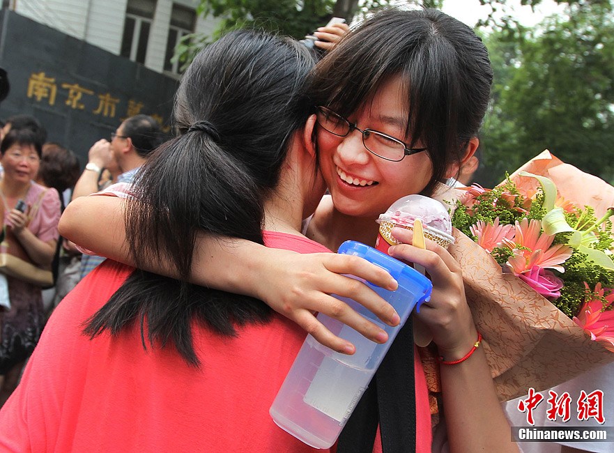 2012高考结束 考生相拥庆祝