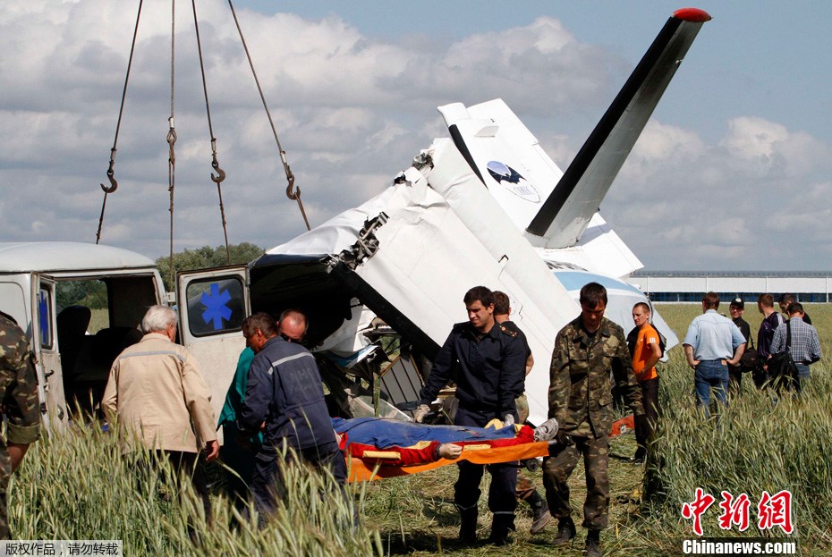 乌克兰一架跳伞飞机迫降造成5死13伤