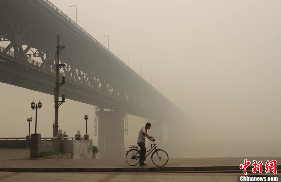 武汉突遭"黄霾"天气 长江大桥若隐若现