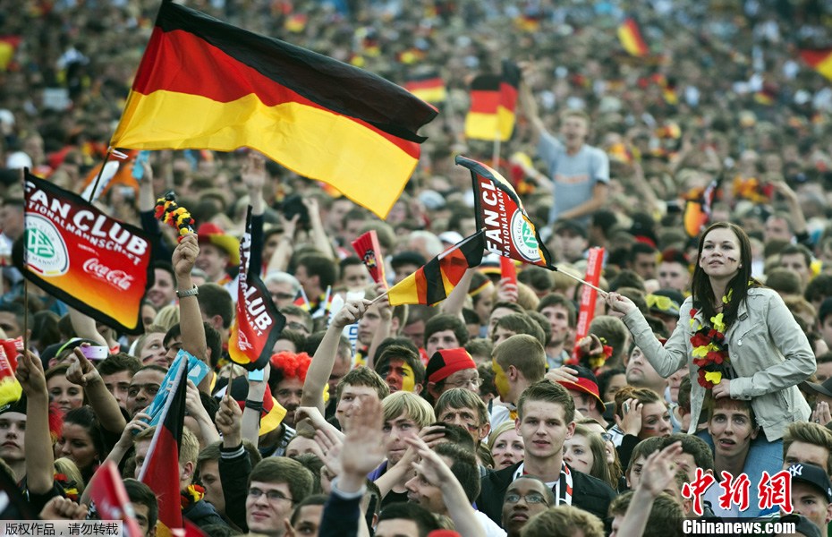 40万球迷齐聚勃兰登堡门 为德国队呐喊助威