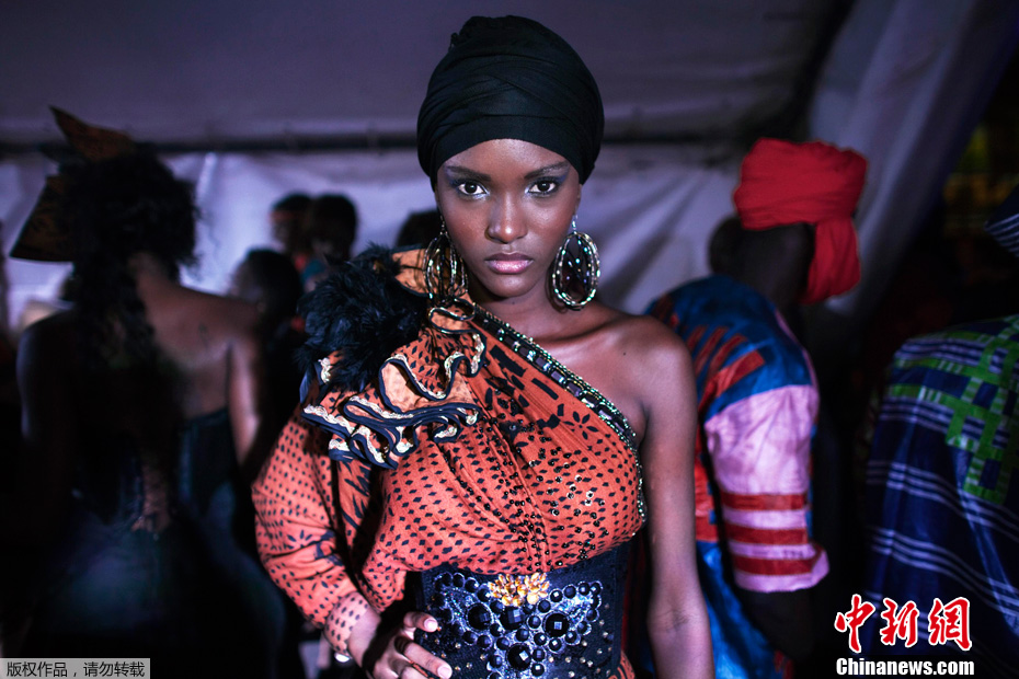 达喀尔时装周10周年 清一色黑美人走秀吸引眼球