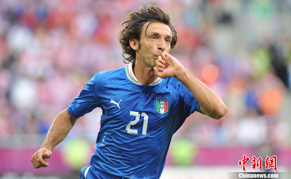 皮尔洛进任意球 意大利1-1平克罗地亚列小组第三