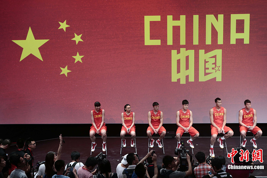 伦敦奥运会中国男女篮等国家队装备在京发布