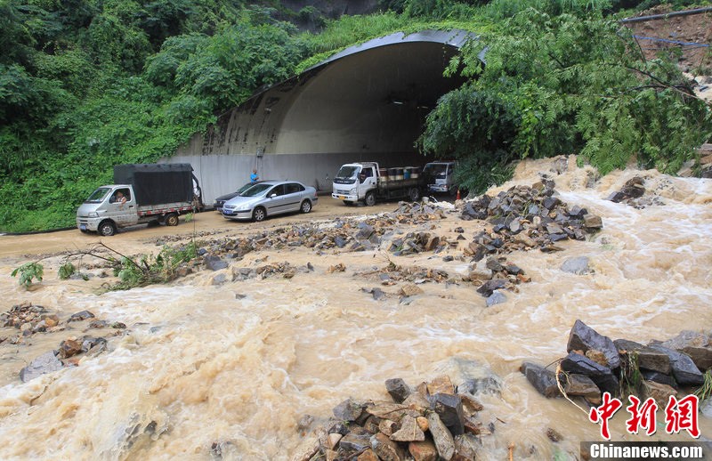 暴雨袭击浙江温州 局部出现山体滑坡