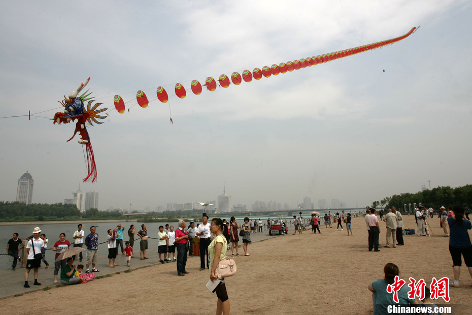 端午节 漫天纸鸢舞长空-中新网