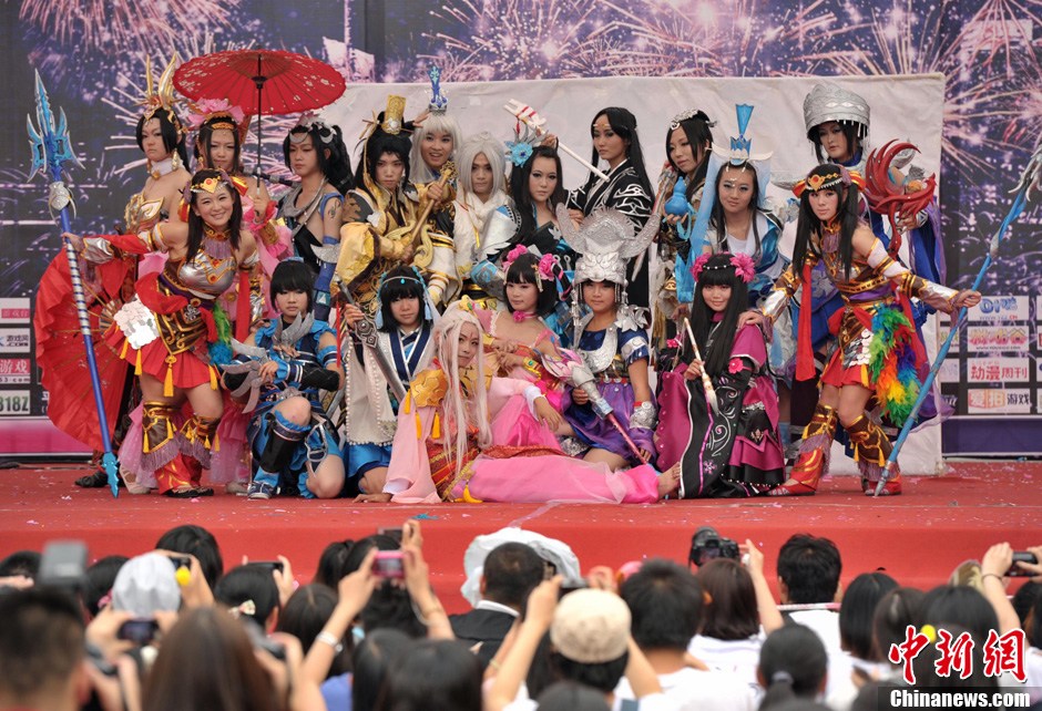 cosplay嘉年华成都落幕百名动漫发烧友大秀造型