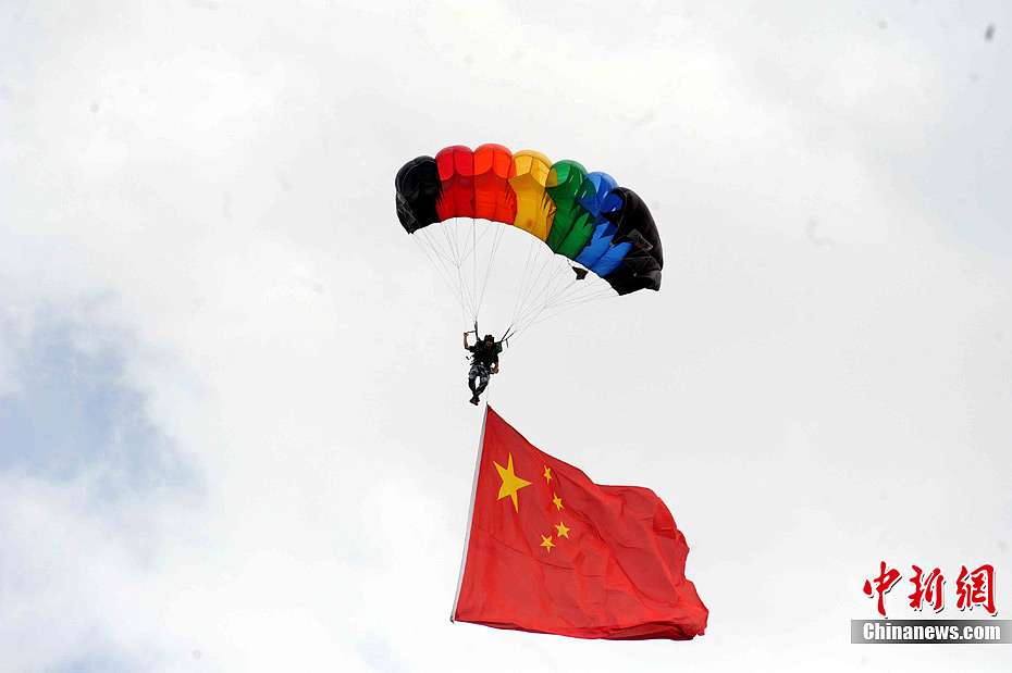 解放军八一跳伞队香港举行预演12
