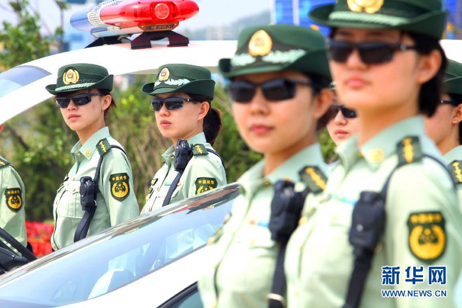 6月26日,辽宁公安边防总队大连边防支队女子巡警队女警在大连国际沙滩