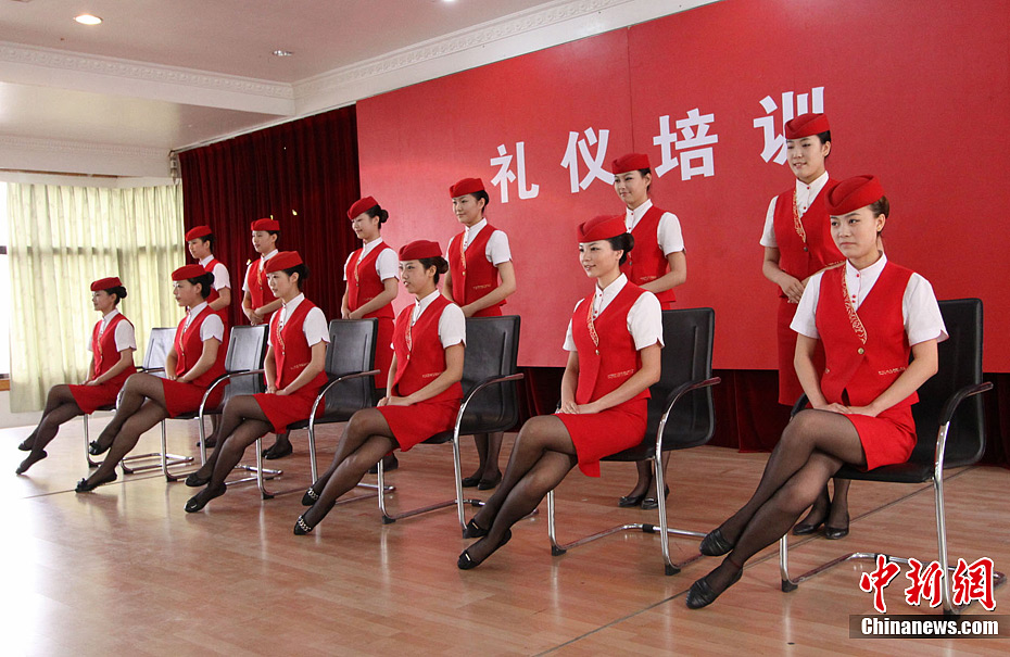 动姐礼仪培训嘴角含筷子练微笑23