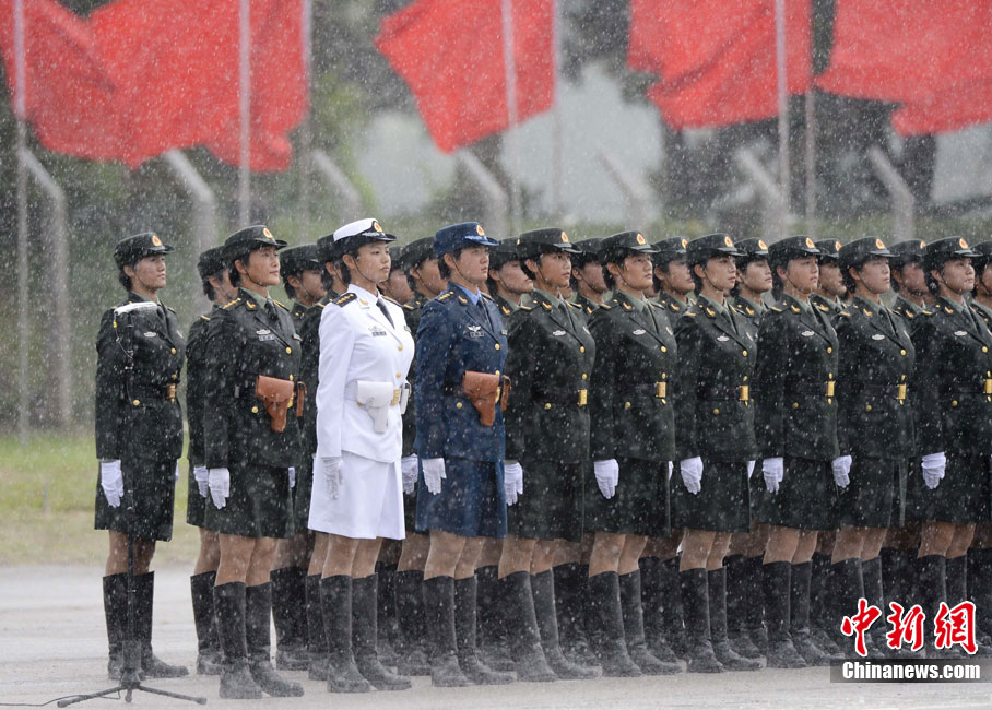 驻港部队女兵雨中准备接受检阅1416