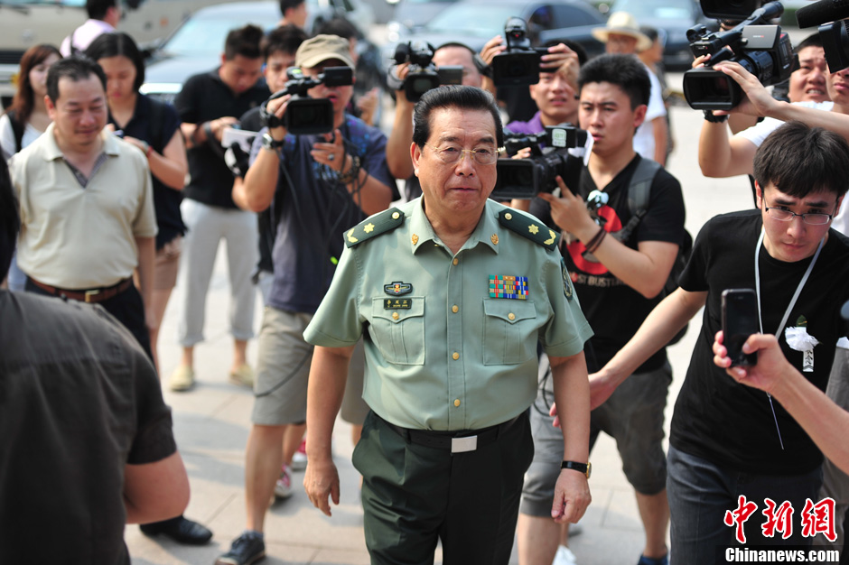 葛优出席陈强追悼会