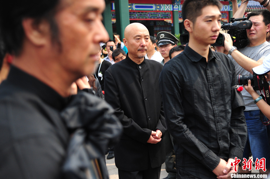 葛优出席陈强追悼会