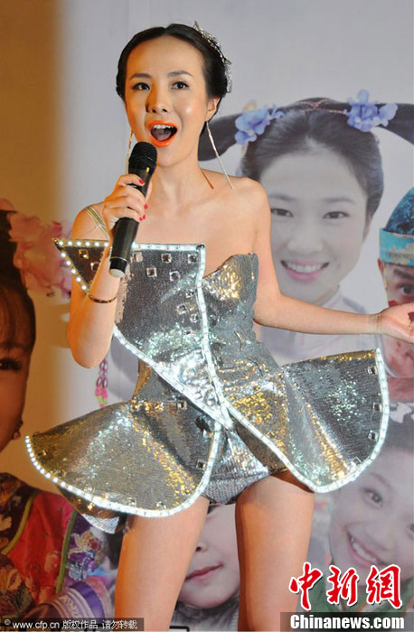 干露露超短银色亮片装热舞秀唱功