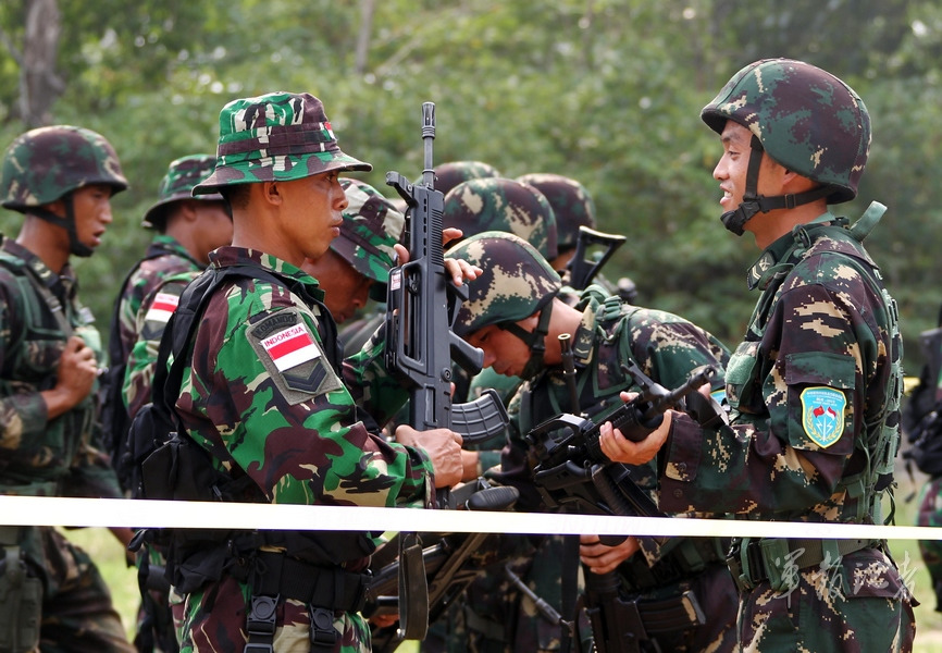 中印尼特战队员展开实弹射击训练