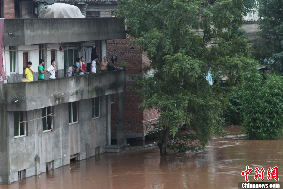 重庆潼南遭暴雨袭击 多个乡镇居民紧急转移