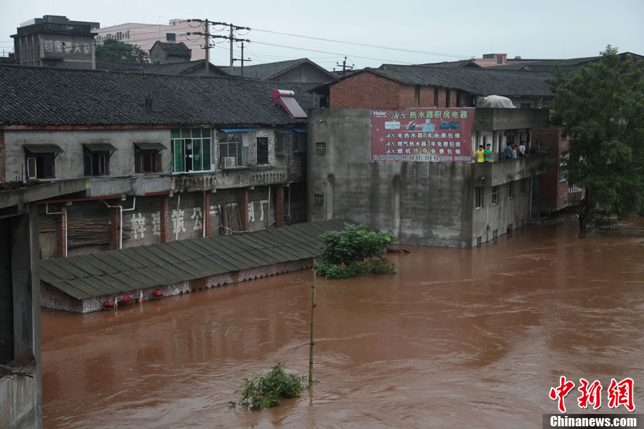 重庆潼南遭暴雨袭击多个乡镇居民紧急转移