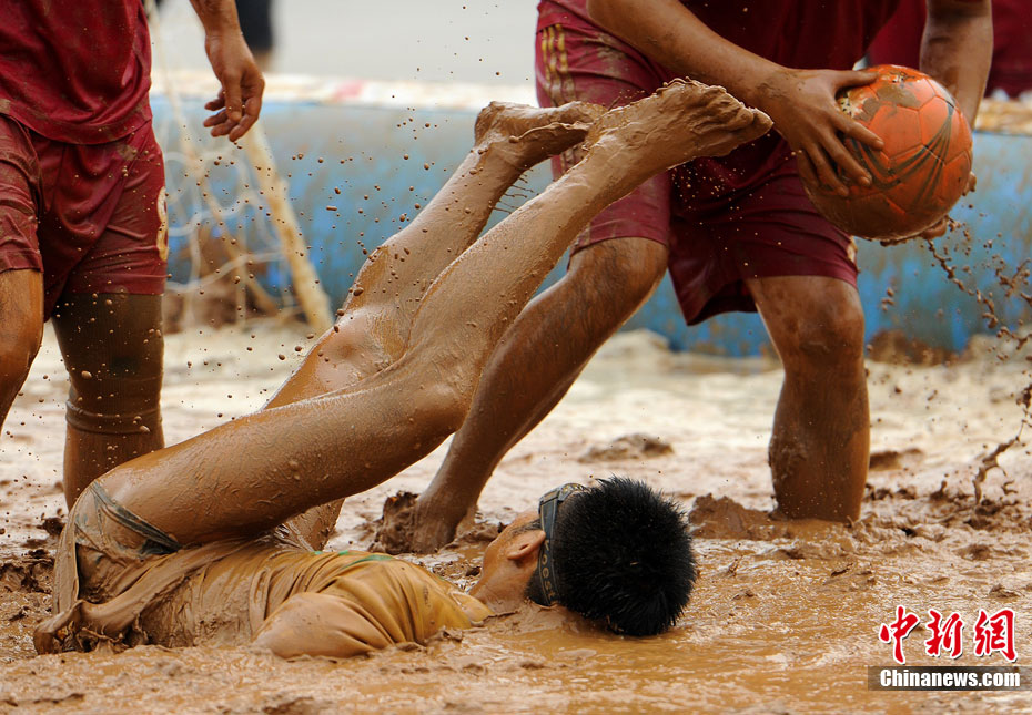 2012泥浆世界杯开赛男女同场拖泥带水踢足球