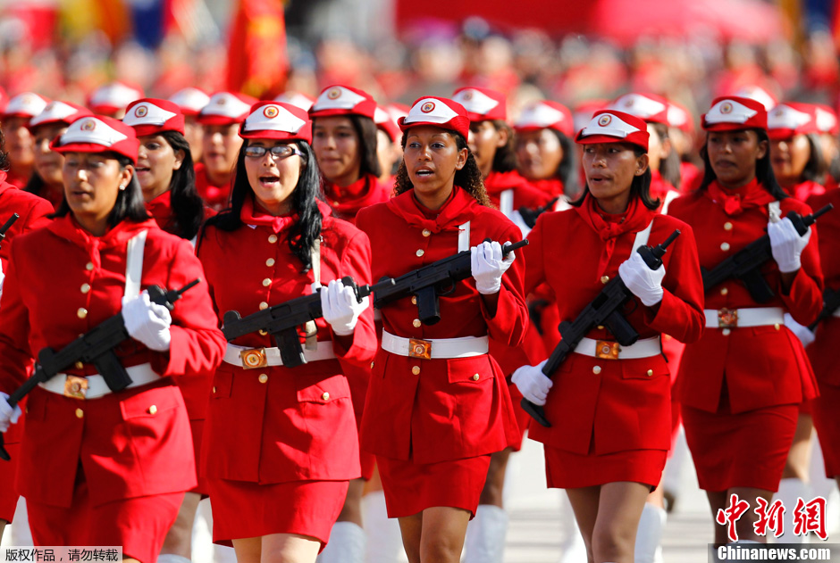 委内瑞拉举行独立日大阅兵 女兵英姿飒爽 (2/9)