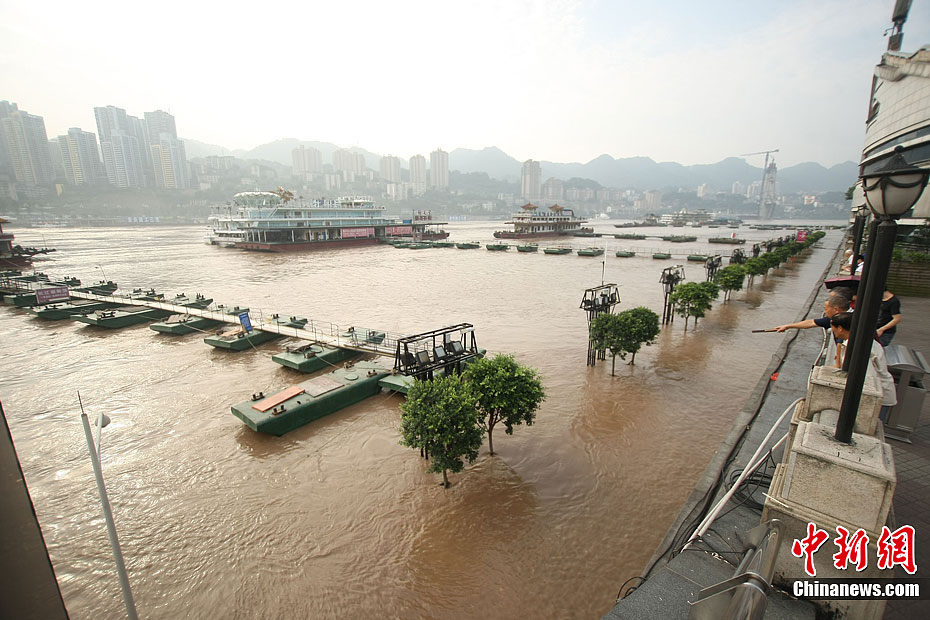 重庆朝天门码头路段被洪水淹没33