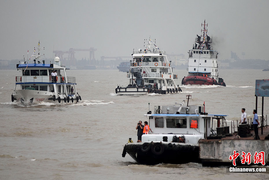 南京海事船艇长江上列队接受民众检阅14