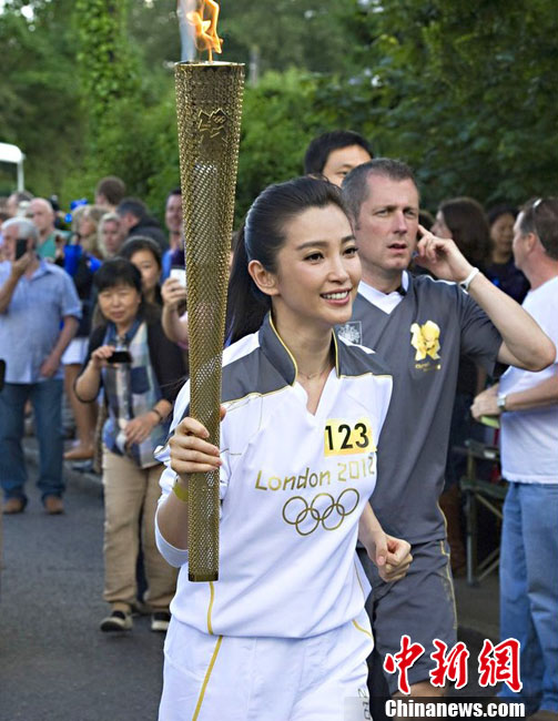 联合国环境署亲善大使,世界自然基金会大使李冰冰作为华人火炬手之一