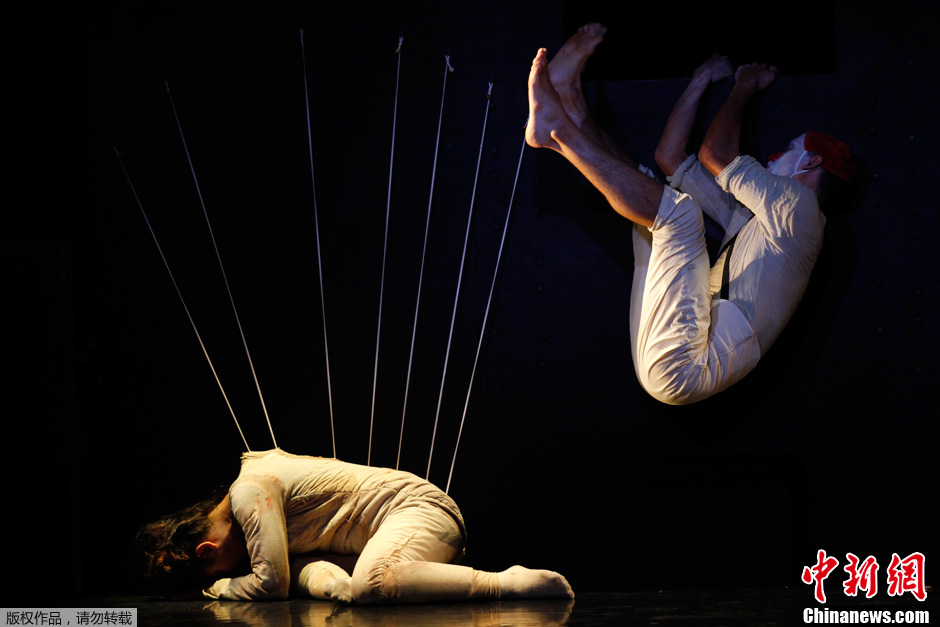 马耳他艺术节 舞者"作茧自缚"