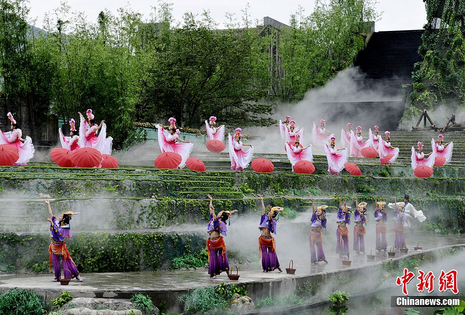 新版实景演出《道解都江堰》在四川上演 (3/7)