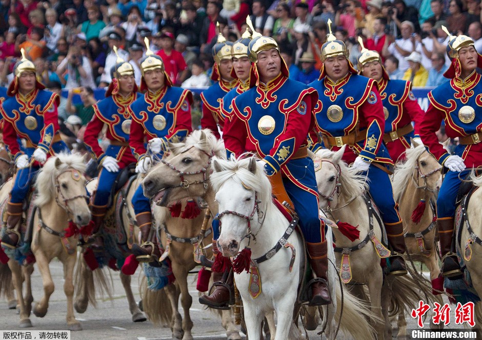 蒙古国举行那达慕欢度国庆节