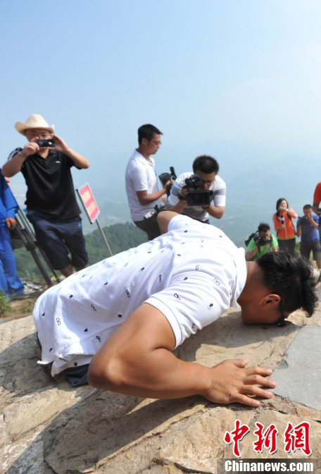 无腿奇人陈州征服北岳恒山 俯身亲吻大地 (2/6)