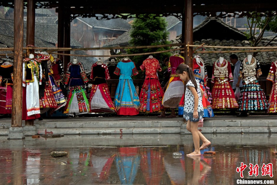 雨中西江苗寨风情迷人