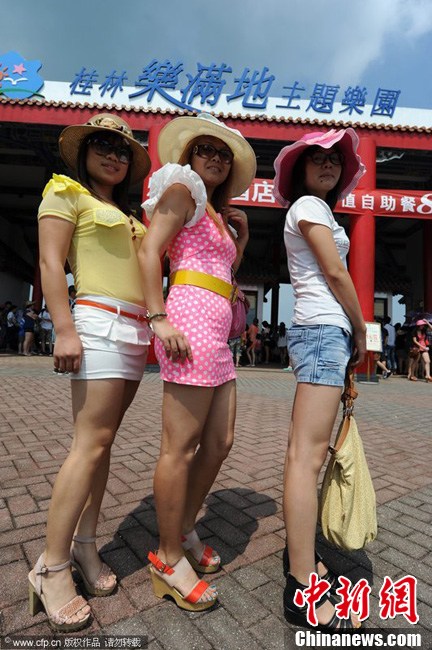 2012年7月21日,广西桂林,穿着短裙的游客.