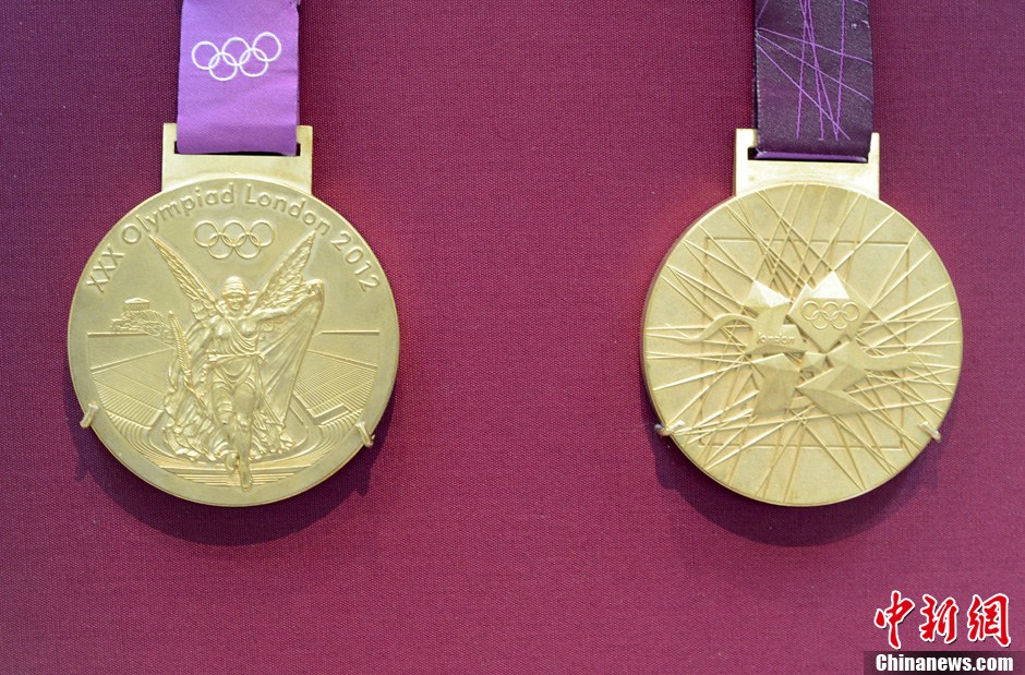 伦敦奥运会开幕在即,大英博物馆展出奥运会金牌正反面样式
