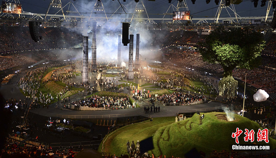 伦敦奥运开幕在即各色观众涌向伦敦碗