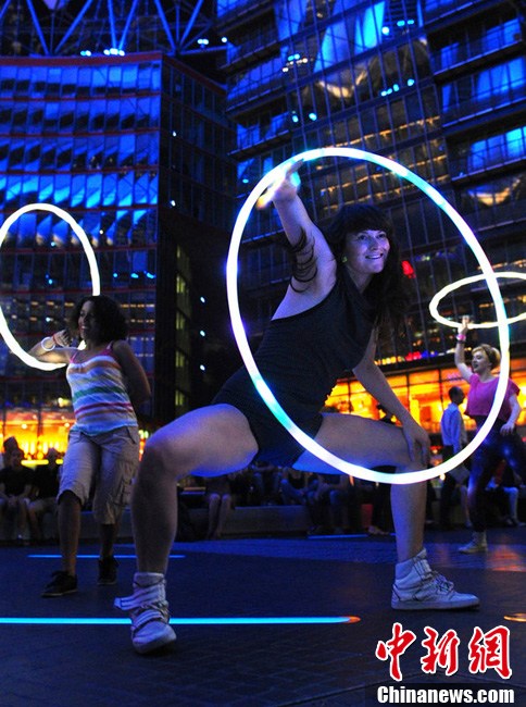 德国呼啦圈节精彩上演 五光十色媲美奥运五环