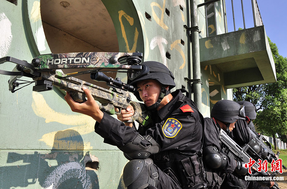 武警湖南总队特警进行魔鬼日训练