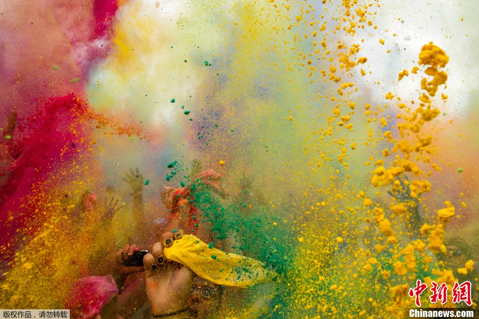 德国胡里节上演"色彩大战"