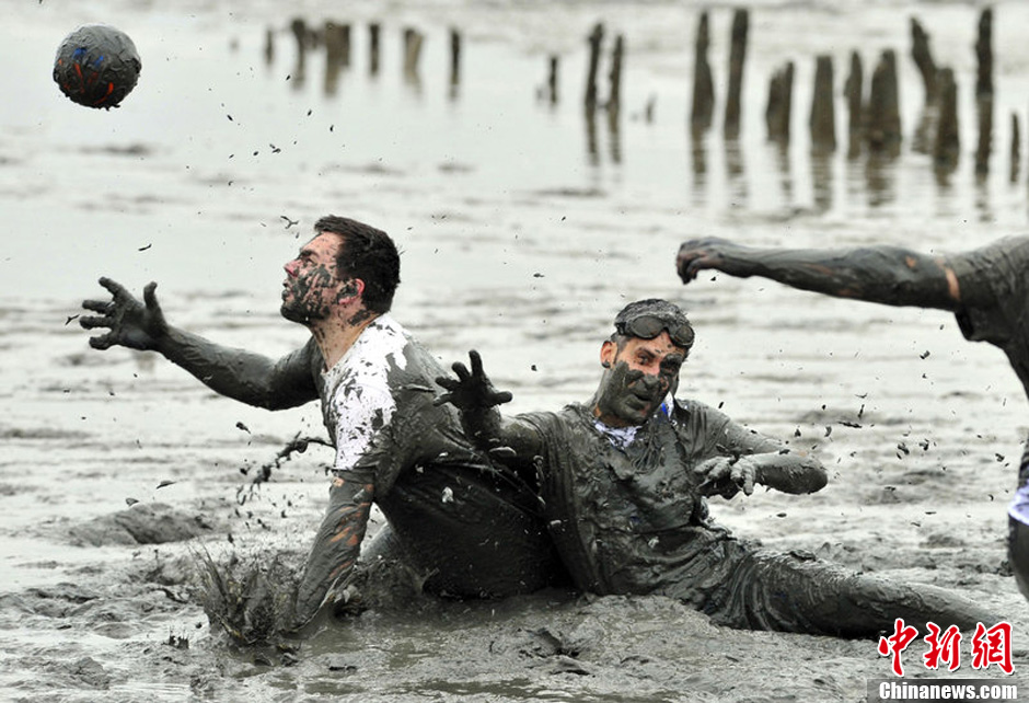 参赛者将在泥地中进行足球,排球和改良版的手球等比赛.