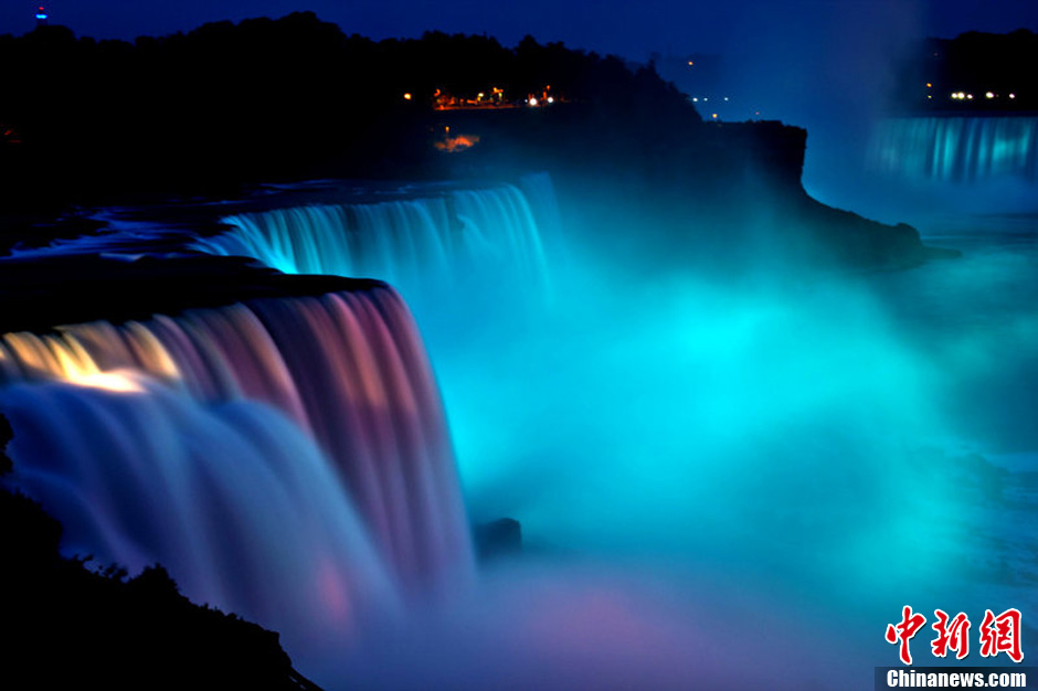 尼亚加拉"彩色"瀑布 烟雾缭绕若仙境