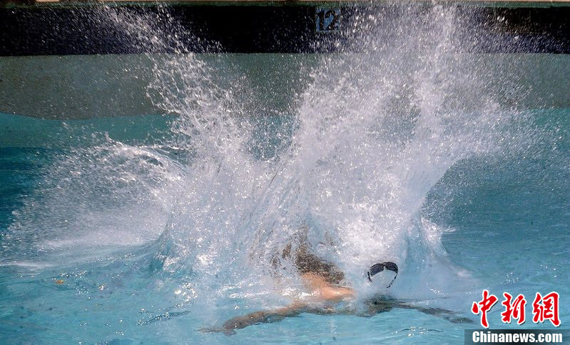 美国举行"肚皮跳水"大赛 水花越大越快乐