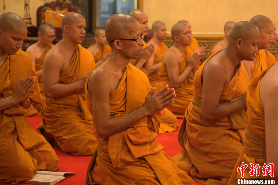 曼谷僧侣举行三宝节诵经仪式