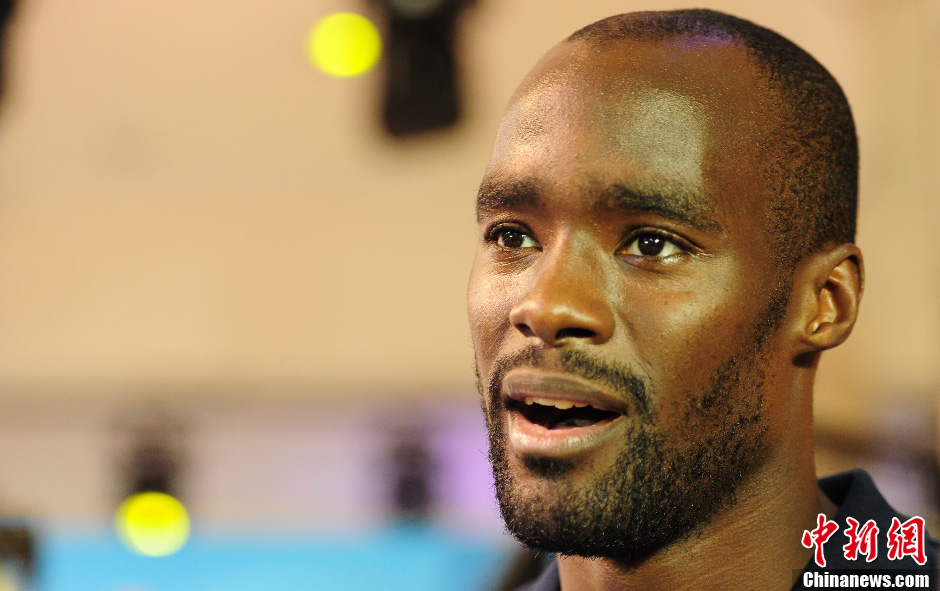 nba球星埃梅卡-奥卡福现身沈阳